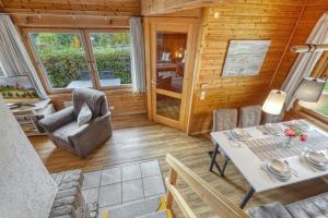 a living room with a table and chairs in a cabin at Seepark-Lodge in Kirchheim