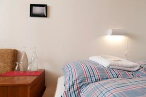 Rúm í herbergi á Tungulending Guesthouse