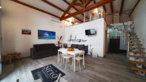 a living room with a table and a couch at Sirio Marsala in Birgi Vecchi