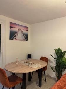 a dining room with a wooden table and chairs at Le Cocon Nîmois in Nîmes +7 photos