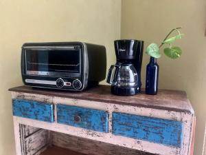 a microwave and a toaster oven sitting on a table at Departamento Luna in Valladolid