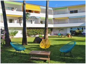 3 sillas y una mesa frente a un edificio en Apartamentos Playa Torrecilla, en Nerja 62 fotos más