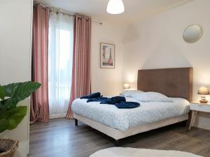 a bedroom with a bed and a large window at Sibiti, charmant 2 pièces à 20 minutes de Paris in Le Blanc-Mesnil