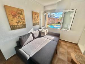 a living room with a couch and a window at Apartamentos Ambatà AP-1 Varsovia in Oliva