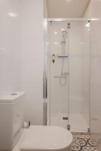 a bathroom with a shower and a toilet at Uma Poveiros in Porto