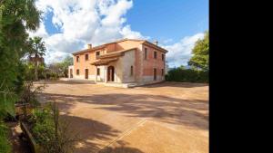 an old house is sitting in the middle of a driveway at Son Monget in Muro