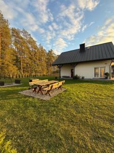 a picnic table in the grass in front of a building at Gościniec Wigry 1 in Walne