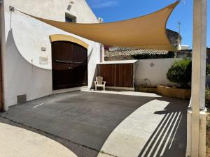 a building with a gate and a chair in front of it at Sirio Marsala in Birgi Vecchi