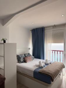 ein Bett mit Handtüchern darauf in einem Zimmer mit Fenster in der Unterkunft Las Damas Piso18 in Benidorm + 22 Fotos
