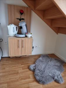 a room with a coffee maker and a rug at Le Nivelet - Duplex aux pieds des pistes toute l'année in La Féclaz