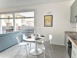 a kitchen and dining room with a table and chairs at Pantone - Sarnico Color Suites in Sarnico