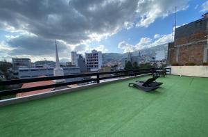 a green roof with a view of a city at Báltico in Quito