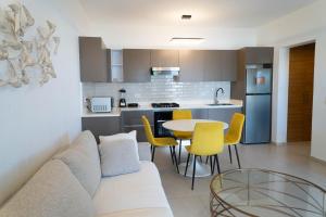 a living room and kitchen with a couch and a table at Residencial Esprit Caribbean in Bayahibe