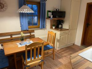 eine Küche und ein Esszimmer mit Tisch und Stühlen in der Unterkunft CS-Ranchhaus in Hörselberg-Hainich