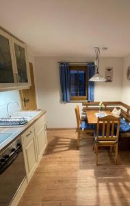 eine Küche mit Tisch und Esszimmer in der Unterkunft CS-Ranchhaus in Hörselberg-Hainich + 11 Fotos