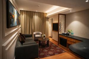 a living room with a couch and a television at Green Mountain Resort in Guna