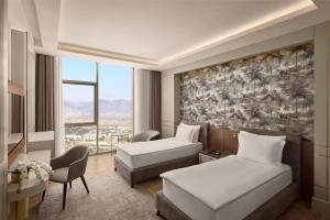 ein Hotelzimmer mit zwei Betten und einem Fenster in der Unterkunft Concorde Tower Hotel & Casino in Lefkosa Turk + 129 Fotos