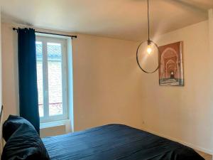 a bedroom with a bed and a window at Le Calypso pour 4 pers CLIM CONFORT INTERNET PROCHE DE LA GARE in Marmande