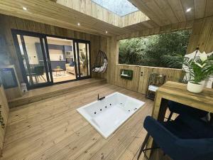 a large room with a large bath tub in a room at Willow Lodge in Ringwood +20 photos