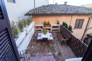 an overhead view of a patio with a table and chairs at La terrazza nel tempo in Fiuggi