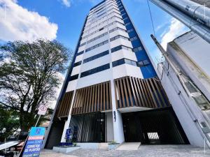 a tall building with its doors open on a street at Studio Arte de Cuidar in Campinas