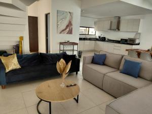 a living room with a couch and a table at Casa de lujo en Playa del Carmen in Playa del Carmen