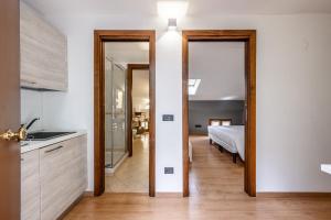 a kitchen and bedroom with a bed and a mirror at Emilia Studios 7 in Modena