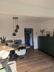 a living room with a table and some chairs at Q80 Appartement in Schermbeck