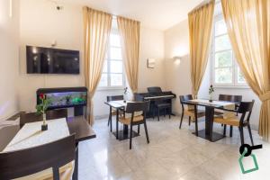 a living room with a dining area with a fish tank at Hotiday Cagliari Lungomare in Cagliari