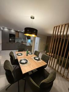 a dining table and chairs in a living room at Mountain Lodge - Design Apartment in Winterberg