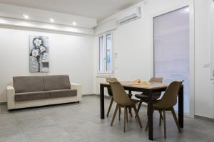 a living room with a table and chairs and a couch at Ca' dei Venti in Chioggia