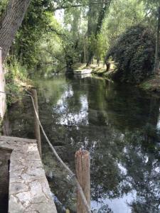 a river with a rope tied to a wooden pole at Albergo Il Pescatore in Trevi