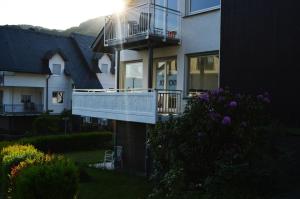 una casa con un balcón en el lateral. en Weingut im Moselkrampen, en Ellenz-Poltersdorf