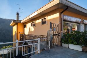 a yellow building with a balcony with a gate at Casa Yuliya 11 in Como