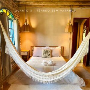 a bedroom with a hammock bed in a room at Hospedaria LARENA in Florianópolis