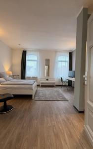 a bedroom with a bed and a desk at JOSEFS Gasthaus Sibille in Schlangen