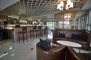 un restaurant avec des meubles en cuir et un bar dans l'établissement 6th Avenue Surin by Risa, à Surin Beach