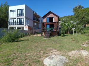 a house sitting on top of a grass field at Casa da Lagoa perto do Mar in Pescaria Brava