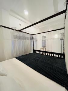 a white room with a bed in it at Tobby Home Stay in Ahangama