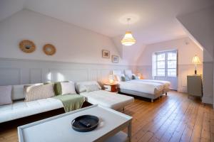 a living room with a couch and a bed at Villa Ker Betsy in Dinard