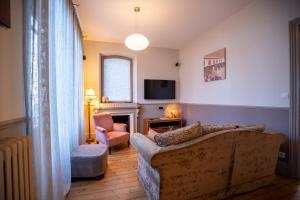 a living room with a couch and a tv at Villa Ker Betsy in Dinard