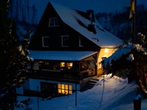 a house in the snow at night at Monteur- und Ferienwohnung Waldrauschen in Fehrenbach