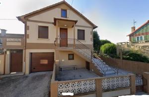 a house with a staircase and a garage at Casa da Cabreira in Nigrán