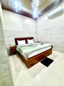 a bedroom with a bed in a room at Shri Murli Manohar Dham Hotel Vrindavan in Chhatikara