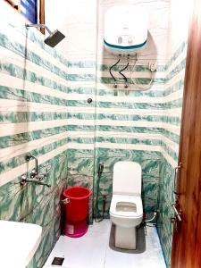 a bathroom with a toilet and a sink at Shri Murli Manohar Dham Hotel Vrindavan in Chhatikara