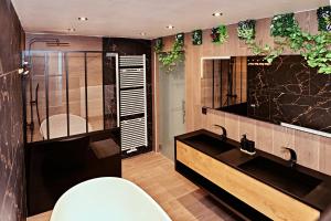 ein Badezimmer mit schwarzem Waschbecken und Dusche in der Unterkunft Chez Léon in Brugelette
