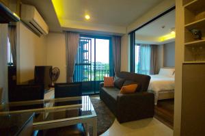 une chambre d'hôtel avec une chambre, un lit et un canapé dans l'établissement 6th Avenue Surin by Risa, à Surin Beach 34 autres photos