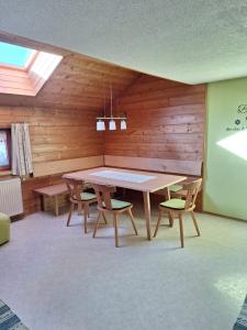 a dining room with a table and chairs at Ferienhof Muxel in Großdorf