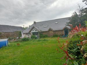 a house in a yard with a grass field at LES ROCHES DE COIGNE in Sainte-Anne-sur-Vilaine