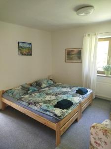 a bedroom with a bed in a room at Přijďte pobejt in Benecko